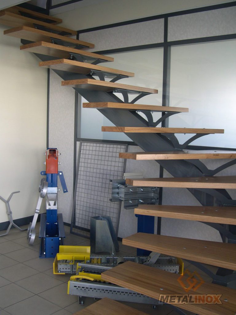 Escalier quart tournant avec marches en bois - Bâtiments & Sécurrisation d'espaces - METALINOX