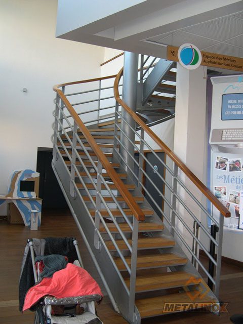 Escalier tournant avec marches bois ERP - Bâtiments & Sécurisation d’espaces - METALINOX 2