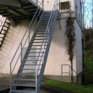 Escalier droit galvanisé - Bâtiments & Sécurisation d’espaces - METALINOX