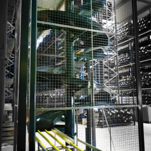 Toboggan_industriel_3-niveaux-avec-table-de-réception-convoyage-grille-de-protection-4-METALINOX
