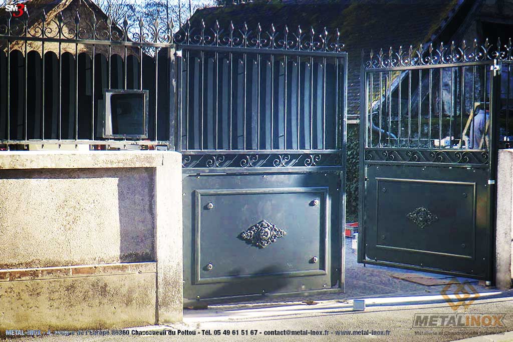 Portail portes battantes particulier avec clôture METALINOX