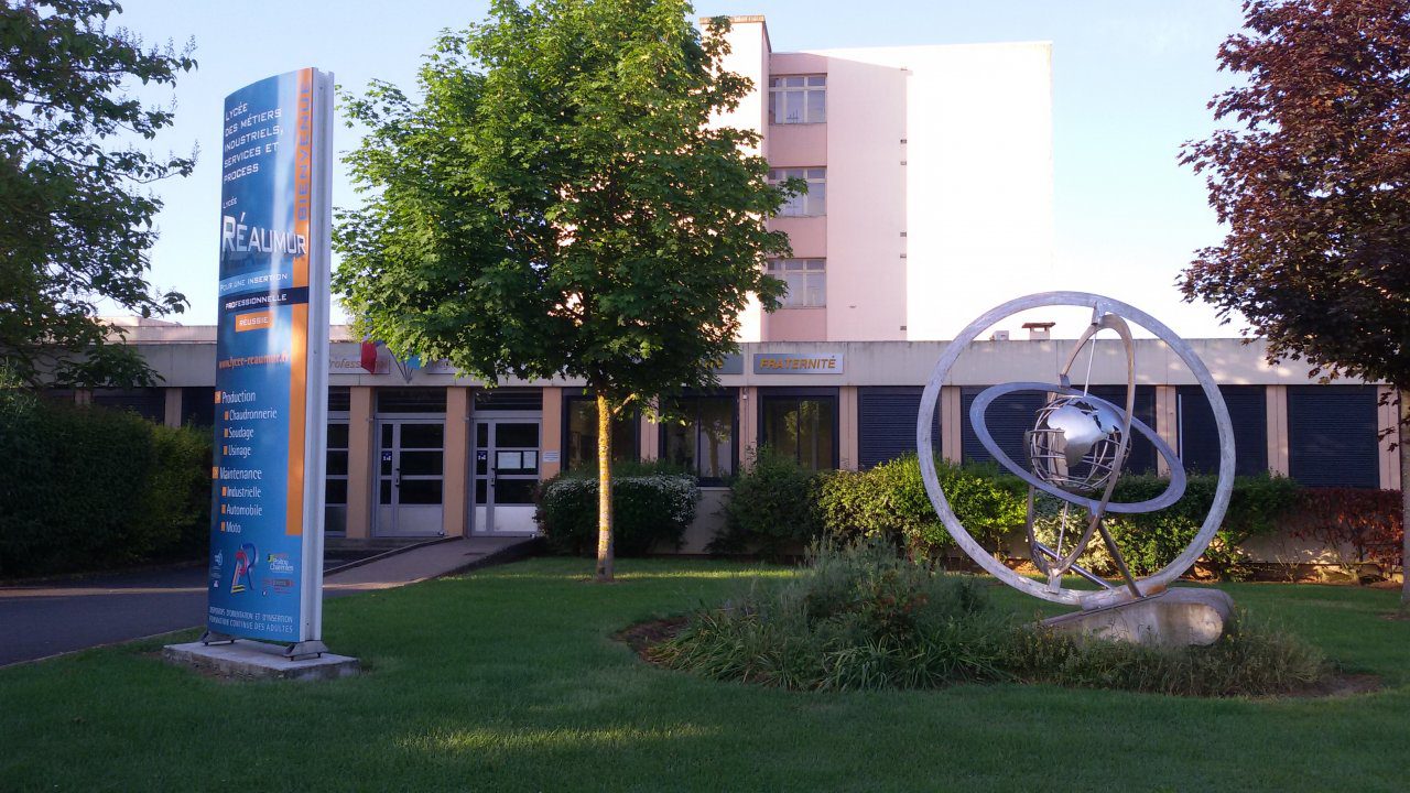 Photographie de l'entrée du Lycée professionnel Réaumur de Poitiers