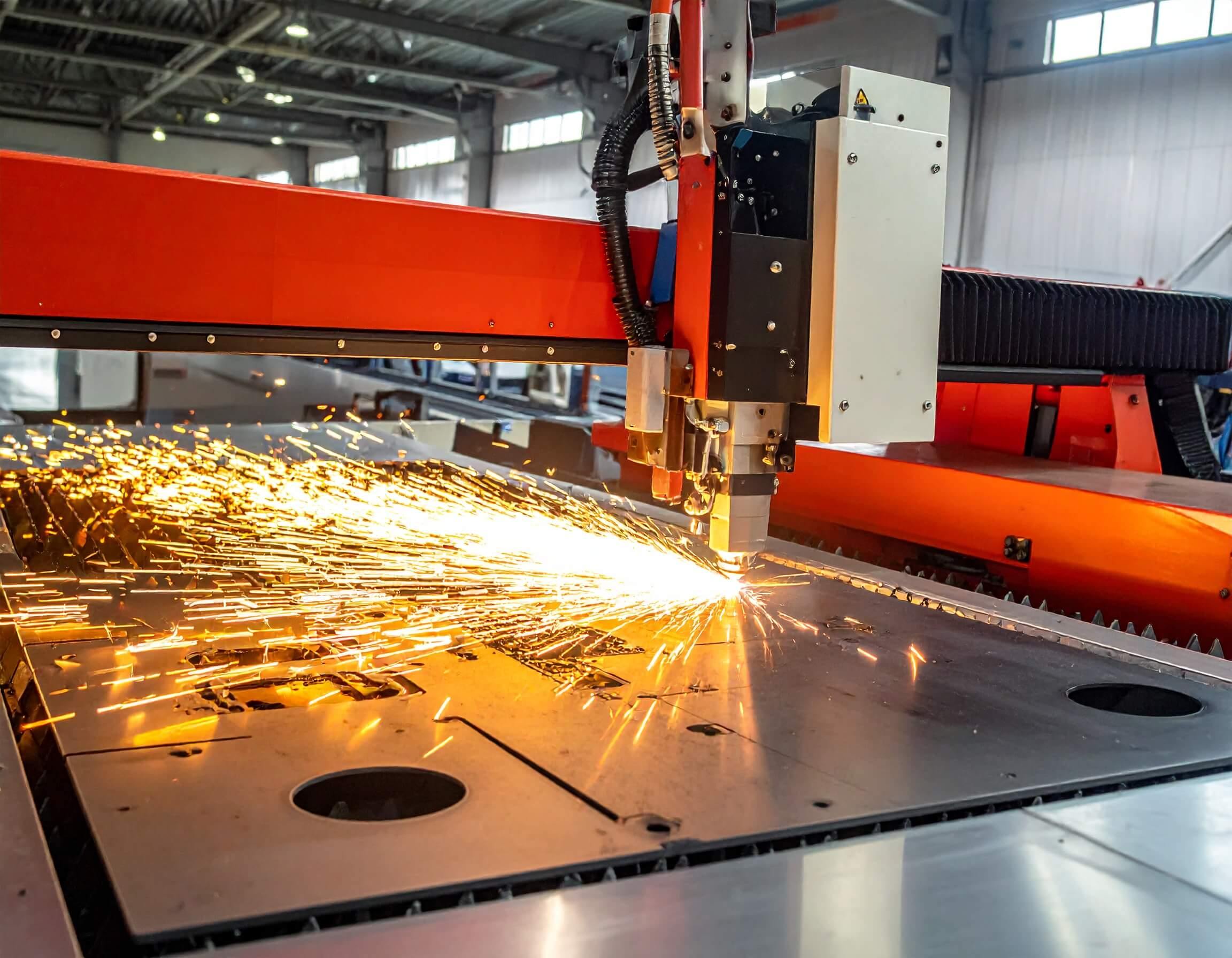 machine de découpe laser à fibre tôle aluminium. photo réaliste dans une usine