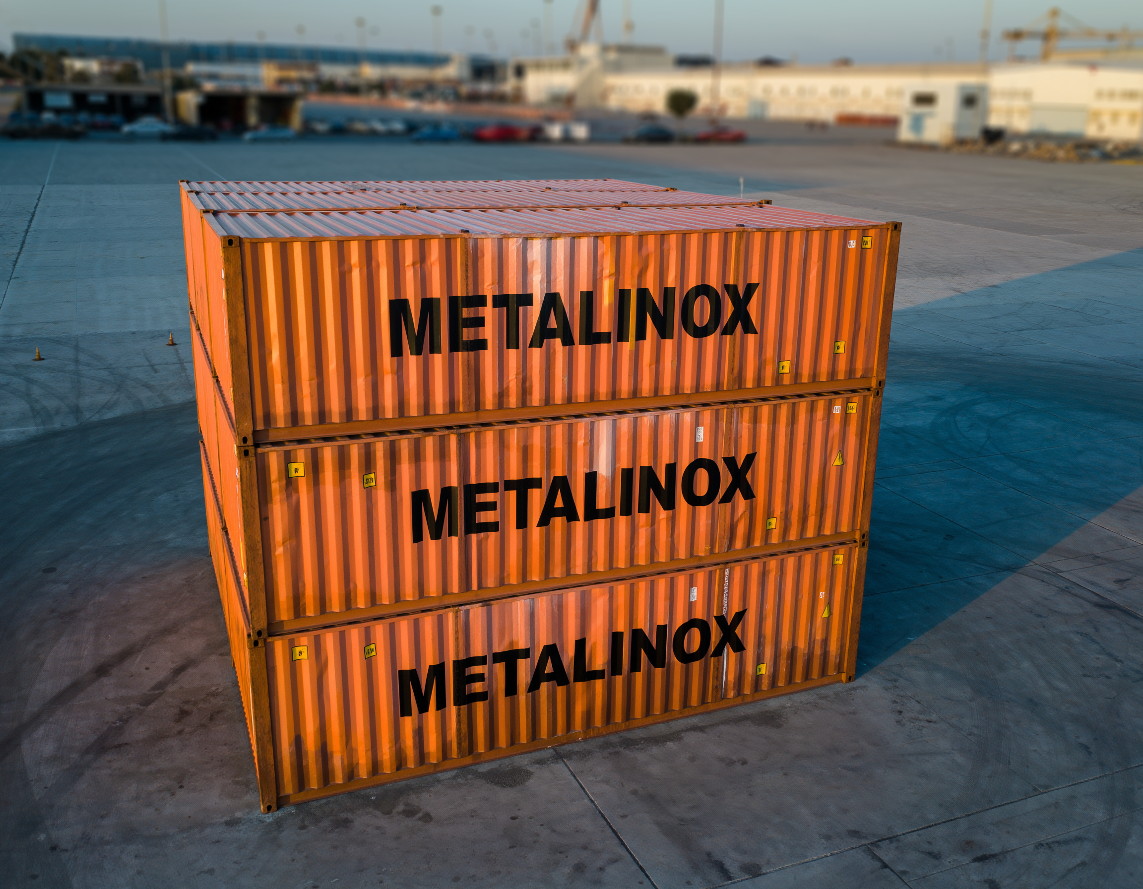 containers maritimes 20 pieds HC orange empilé METALINOX